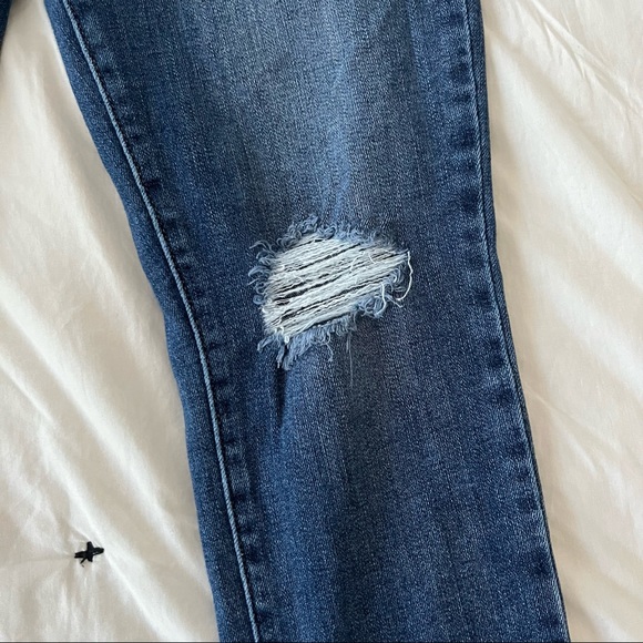Levi’s • 711 Skinny Jean - Distressed Knee & Hem - Picture 5 of 6